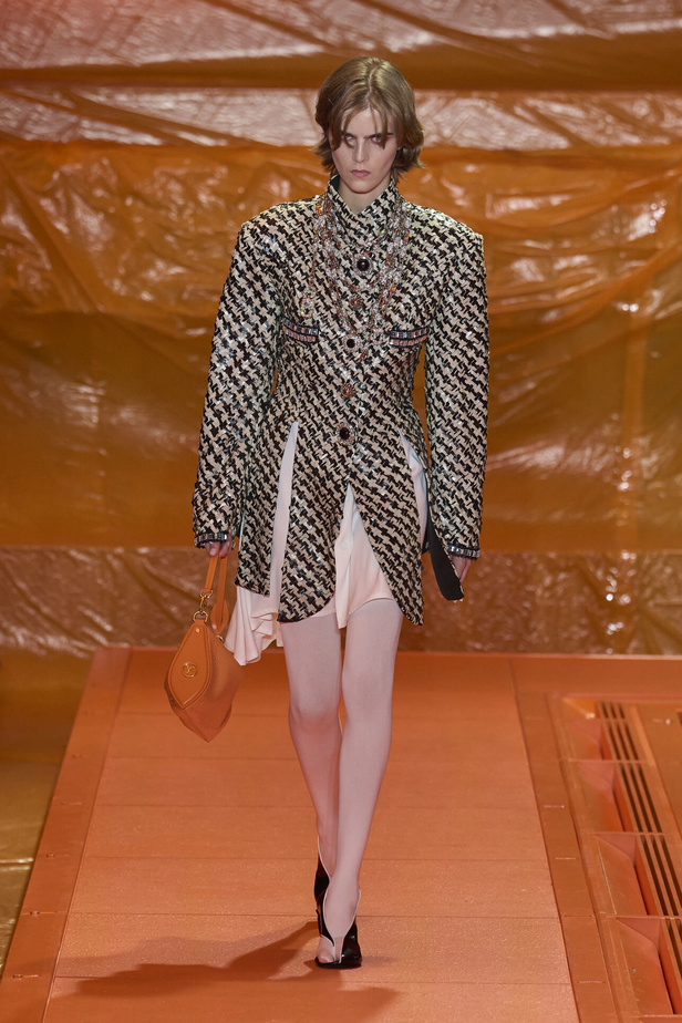 مجموعة Louis Vuitton لربيع وصيف 2024 تضيف الفخامة والتألق على عروض باريس