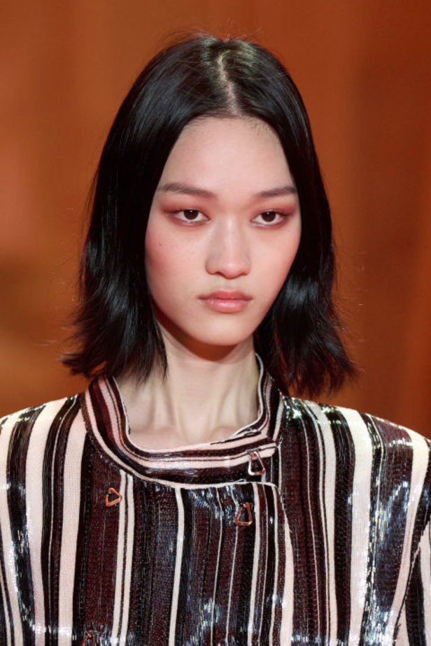 مجموعة Louis Vuitton لربيع وصيف 2024 تضيف الفخامة والتألق على عروض باريس