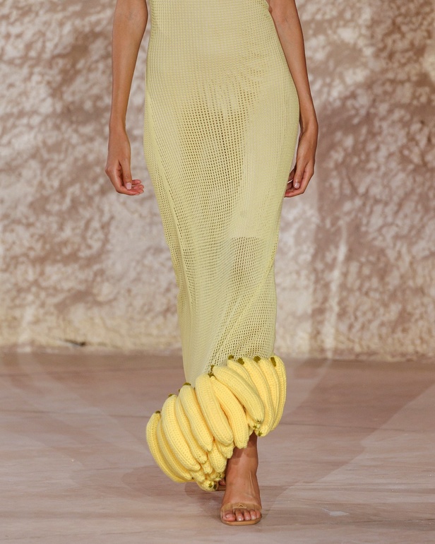 في أسبوع الرياض للموضة أشعلت علامة Kaf By Kaf شرارة الإبداع وأدخلت الاتجاه المفاهيمي للتقويم الأنيق