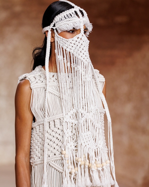 في أسبوع الرياض للموضة أشعلت علامة Kaf By Kaf شرارة الإبداع وأدخلت الاتجاه المفاهيمي للتقويم الأنيق