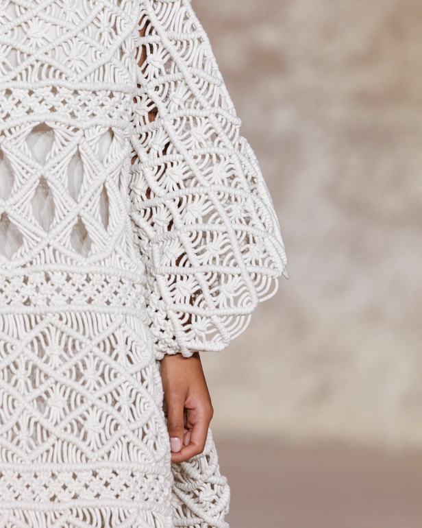 في أسبوع الرياض للموضة أشعلت علامة Kaf By Kaf شرارة الإبداع وأدخلت الاتجاه المفاهيمي للتقويم الأنيق