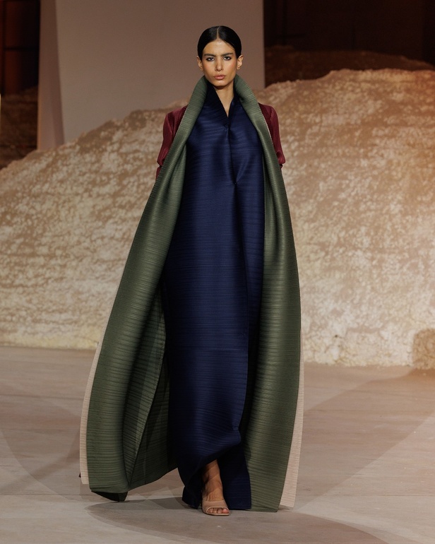 في أسبوع الرياض للموضة أشعلت علامة Kaf By Kaf شرارة الإبداع وأدخلت الاتجاه المفاهيمي للتقويم الأنيق