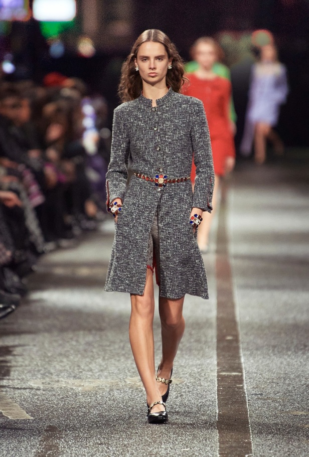 في مانشستر البريطانية.. تلتقي حرفة شانيل بعمق ثقافة المدينة الصناعي والموسيقي والرياضي CHANEL 2023/24 Métiers d'art collection