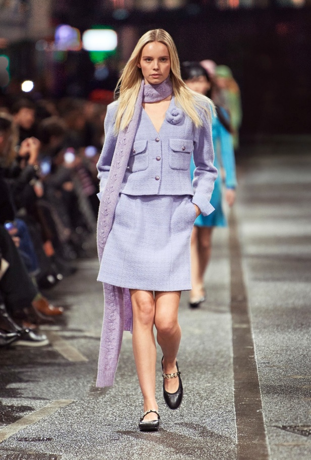 في مانشستر البريطانية.. تلتقي حرفة شانيل بعمق ثقافة المدينة الصناعي والموسيقي والرياضي CHANEL 2023/24 Métiers d'art collection