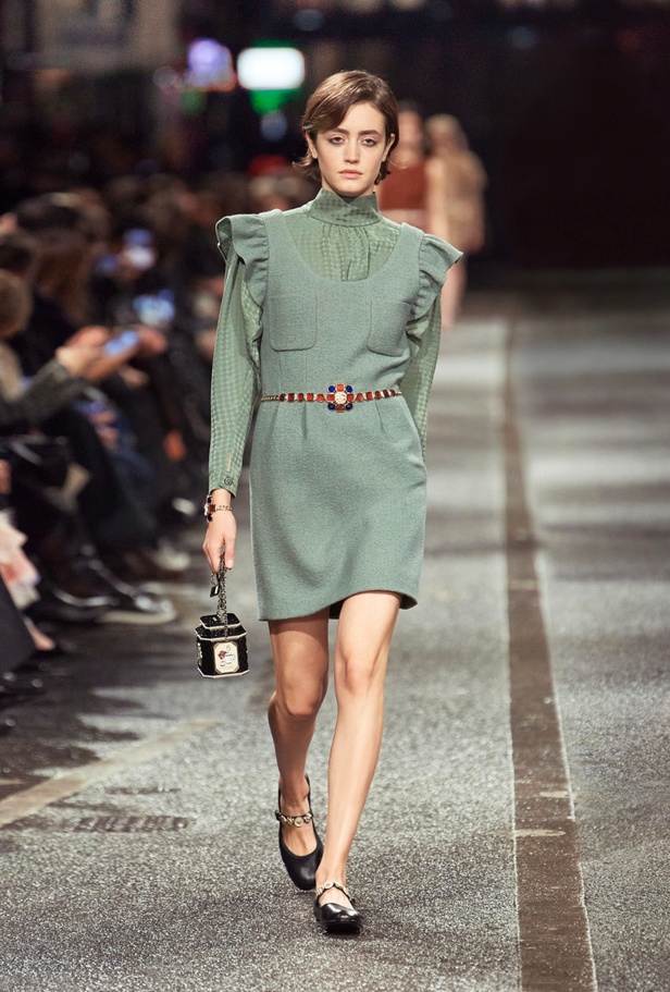 في مانشستر البريطانية.. تلتقي حرفة شانيل بعمق ثقافة المدينة الصناعي والموسيقي والرياضي CHANEL 2023/24 Métiers d'art collection