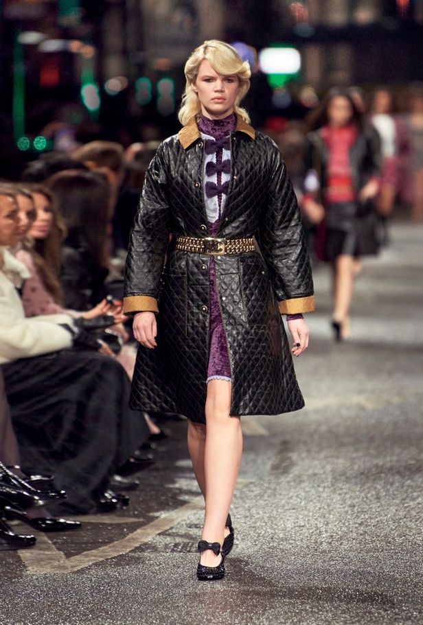 في مانشستر البريطانية.. تلتقي حرفة شانيل بعمق ثقافة المدينة الصناعي والموسيقي والرياضي CHANEL 2023/24 Métiers d'art collection