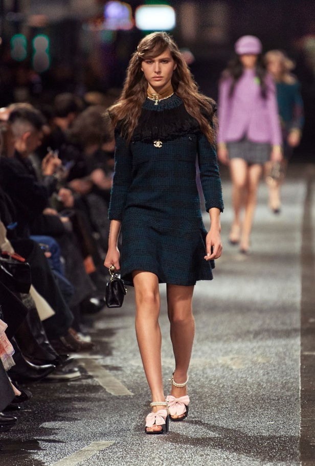 في مانشستر البريطانية.. تلتقي حرفة شانيل بعمق ثقافة المدينة الصناعي والموسيقي والرياضي CHANEL 2023/24 Métiers d'art collection