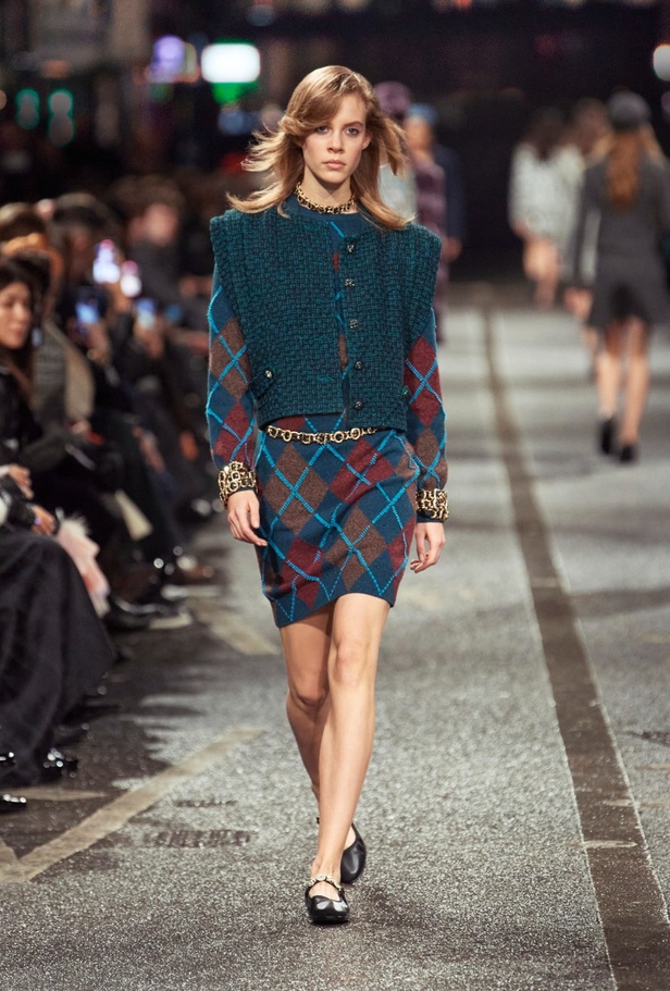 في مانشستر البريطانية.. تلتقي حرفة شانيل بعمق ثقافة المدينة الصناعي والموسيقي والرياضي CHANEL 2023/24 Métiers d'art collection