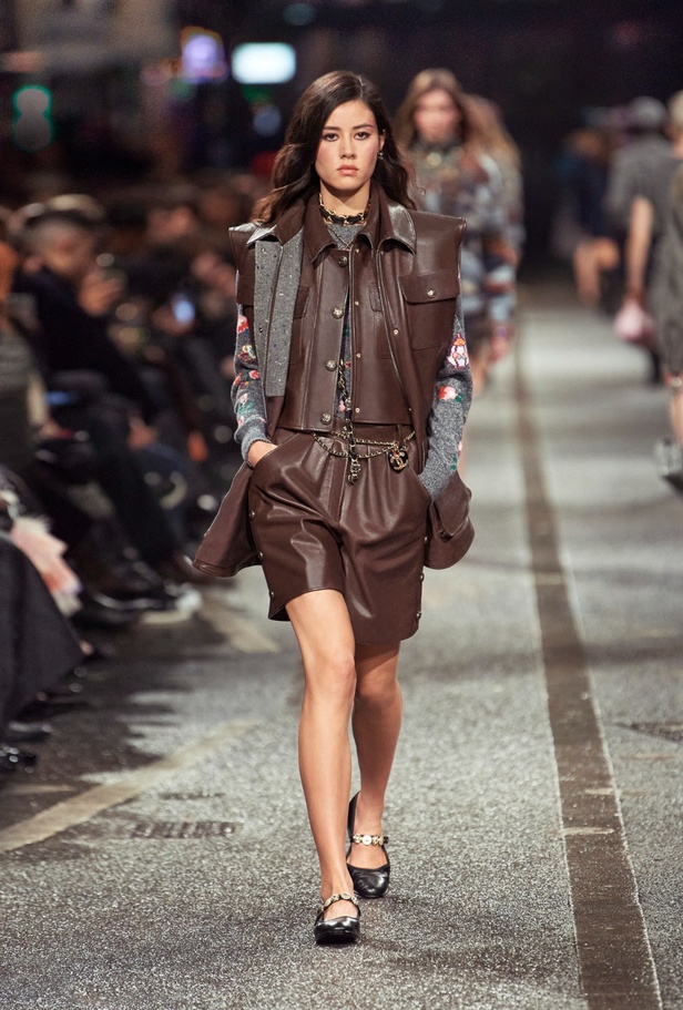 في مانشستر البريطانية.. تلتقي حرفة شانيل بعمق ثقافة المدينة الصناعي والموسيقي والرياضي CHANEL 2023/24 Métiers d'art collection