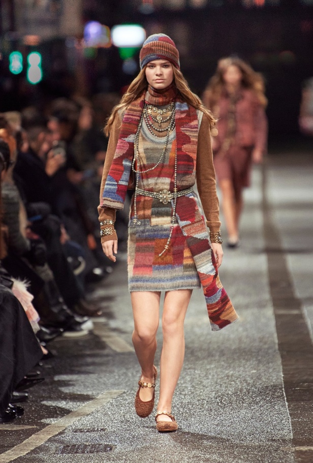 في مانشستر البريطانية.. تلتقي حرفة شانيل بعمق ثقافة المدينة الصناعي والموسيقي والرياضي CHANEL 2023/24 Métiers d'art collection