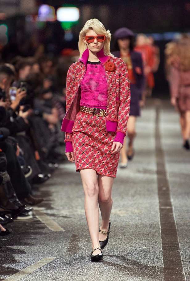 في مانشستر البريطانية.. تلتقي حرفة شانيل بعمق ثقافة المدينة الصناعي والموسيقي والرياضي CHANEL 2023/24 Métiers d'art collection