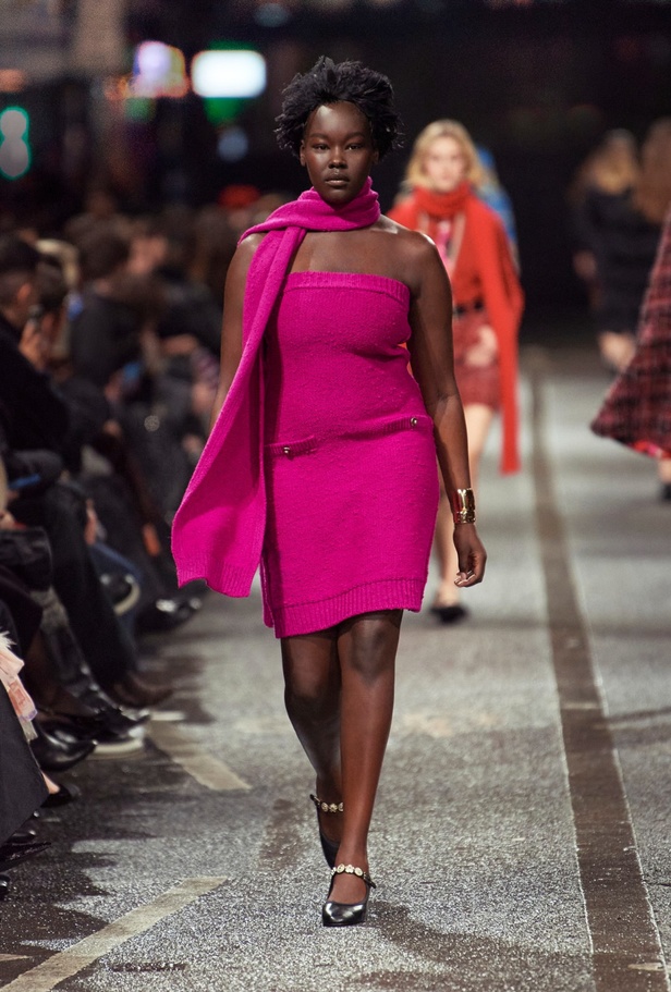 في مانشستر البريطانية.. تلتقي حرفة شانيل بعمق ثقافة المدينة الصناعي والموسيقي والرياضي CHANEL 2023/24 Métiers d'art collection