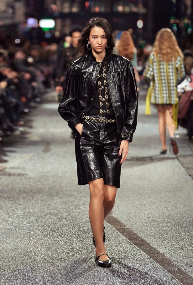 في مانشستر البريطانية.. تلتقي حرفة شانيل بعمق ثقافة المدينة الصناعي والموسيقي والرياضي CHANEL 2023/24 Métiers d'art collection