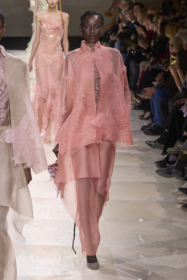 Armani Privè ربيع وصيف 2024 للأزياء الراقية... يتلاعب المصمم الأسطوري بالـكوتور ليوسع معانيه ويكسر دائرة إلهامه لِيخاطب امرأة العالم من الغرب الى الشرق