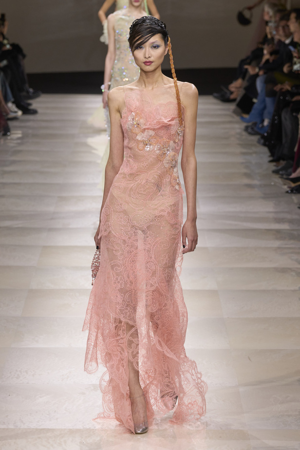 Armani Privè ربيع وصيف 2024 للأزياء الراقية... يتلاعب المصمم الأسطوري بالـكوتور ليوسع معانيه ويكسر دائرة إلهامه لِيخاطب امرأة العالم من الغرب الى الشرق