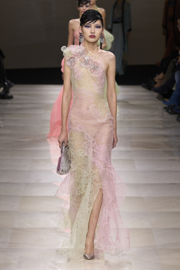 Armani Privè ربيع وصيف 2024 للأزياء الراقية... يتلاعب المصمم الأسطوري بالـكوتور ليوسع معانيه ويكسر دائرة إلهامه لِيخاطب امرأة العالم من الغرب الى الشرق