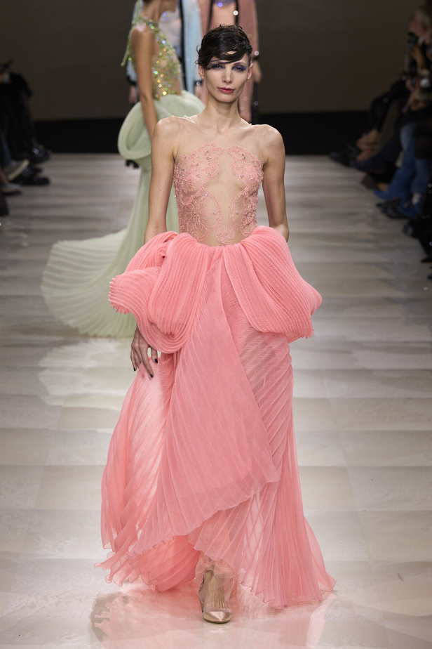 Armani Privè ربيع وصيف 2024 للأزياء الراقية... يتلاعب المصمم الأسطوري بالـكوتور ليوسع معانيه ويكسر دائرة إلهامه لِيخاطب امرأة العالم من الغرب الى الشرق