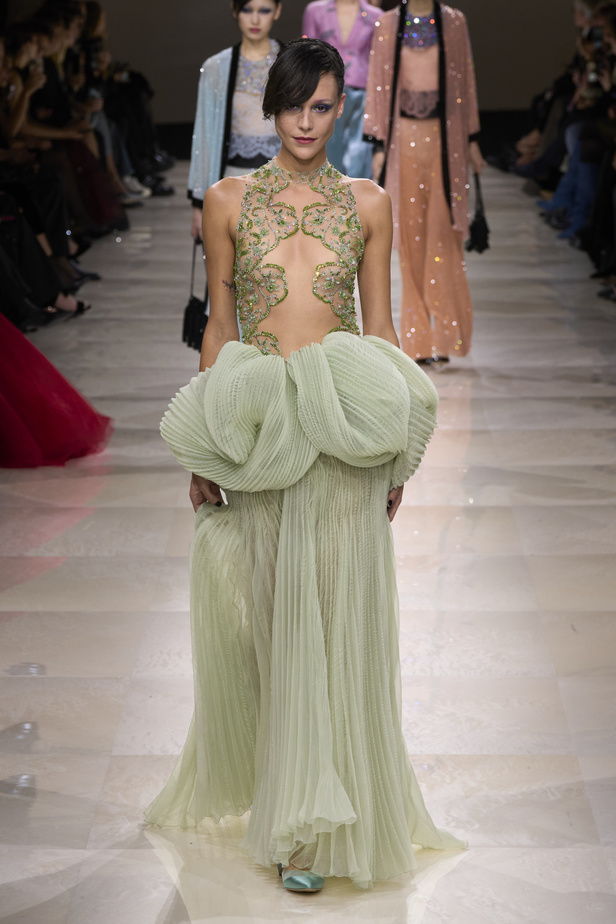 Armani Privè ربيع وصيف 2024 للأزياء الراقية... يتلاعب المصمم الأسطوري بالـكوتور ليوسع معانيه ويكسر دائرة إلهامه لِيخاطب امرأة العالم من الغرب الى الشرق