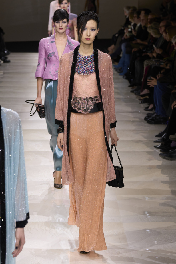 Armani Privè ربيع وصيف 2024 للأزياء الراقية... يتلاعب المصمم الأسطوري بالـكوتور ليوسع معانيه ويكسر دائرة إلهامه لِيخاطب امرأة العالم من الغرب الى الشرق