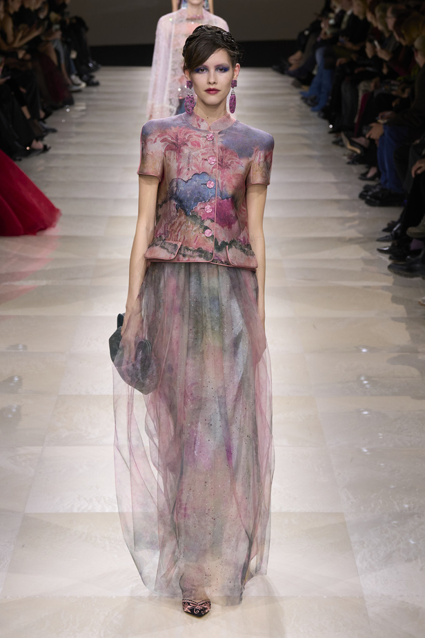 Armani Privè ربيع وصيف 2024 للأزياء الراقية... يتلاعب المصمم الأسطوري بالـكوتور ليوسع معانيه ويكسر دائرة إلهامه لِيخاطب امرأة العالم من الغرب الى الشرق