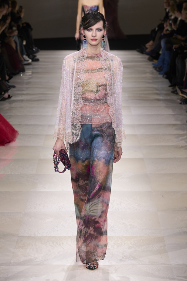 Armani Privè ربيع وصيف 2024 للأزياء الراقية... يتلاعب المصمم الأسطوري بالـكوتور ليوسع معانيه ويكسر دائرة إلهامه لِيخاطب امرأة العالم من الغرب الى الشرق