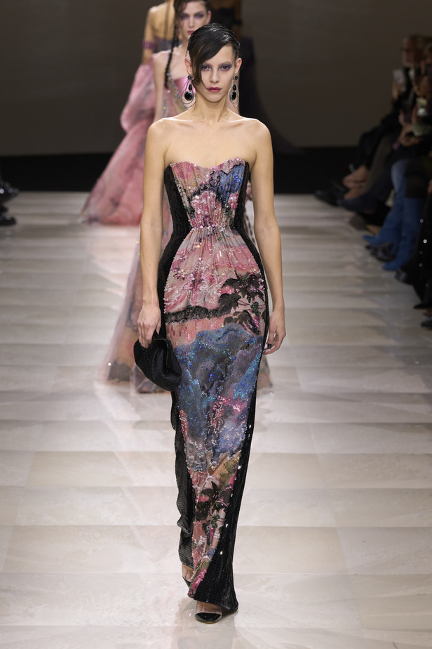 Armani Privè ربيع وصيف 2024 للأزياء الراقية... يتلاعب المصمم الأسطوري بالـكوتور ليوسع معانيه ويكسر دائرة إلهامه لِيخاطب امرأة العالم من الغرب الى الشرق