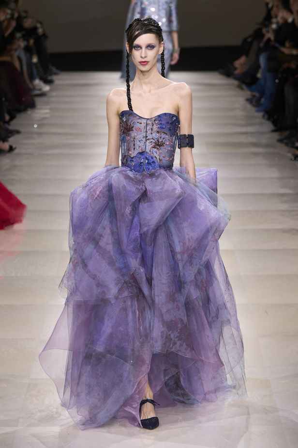 Armani Privè ربيع وصيف 2024 للأزياء الراقية... يتلاعب المصمم الأسطوري بالـكوتور ليوسع معانيه ويكسر دائرة إلهامه لِيخاطب امرأة العالم من الغرب الى الشرق