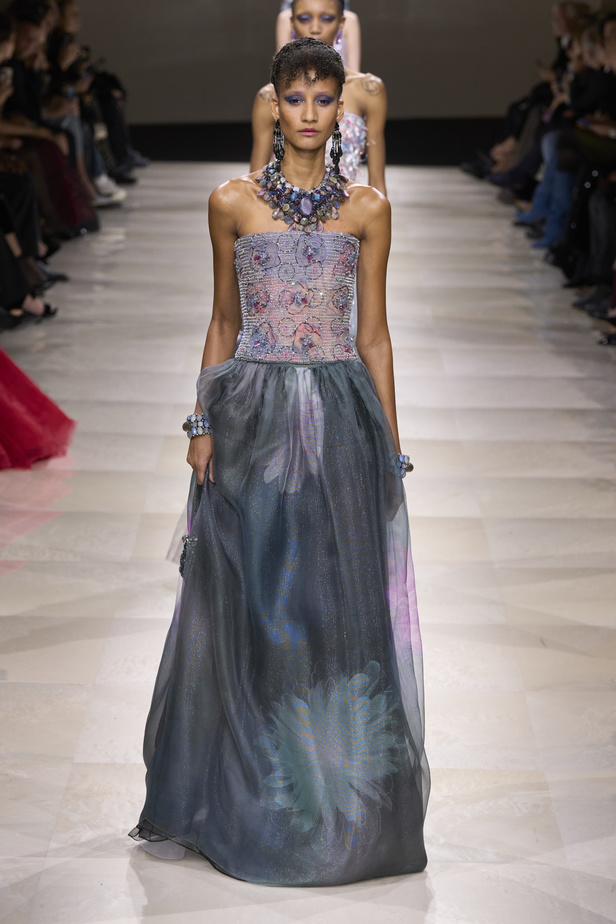 Armani Privè ربيع وصيف 2024 للأزياء الراقية... يتلاعب المصمم الأسطوري بالـكوتور ليوسع معانيه ويكسر دائرة إلهامه لِيخاطب امرأة العالم من الغرب الى الشرق