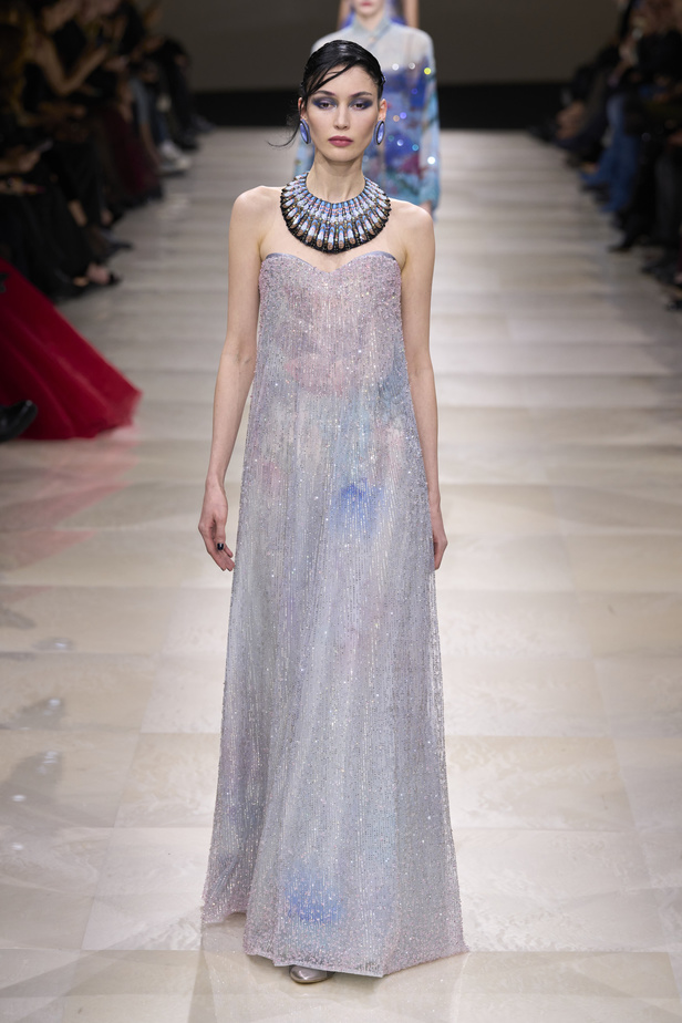 Armani Privè ربيع وصيف 2024 للأزياء الراقية... يتلاعب المصمم الأسطوري بالـكوتور ليوسع معانيه ويكسر دائرة إلهامه لِيخاطب امرأة العالم من الغرب الى الشرق