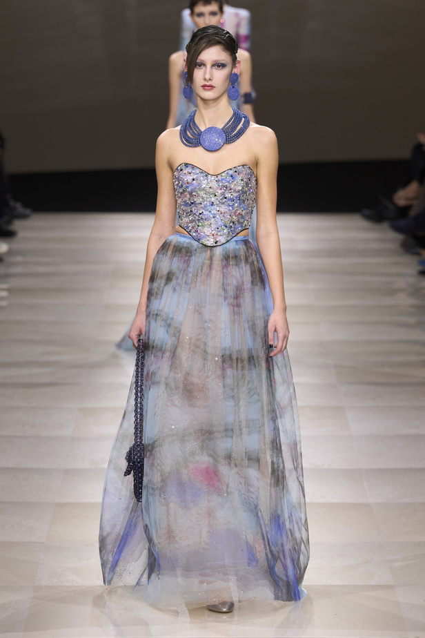 Armani Privè ربيع وصيف 2024 للأزياء الراقية... يتلاعب المصمم الأسطوري بالـكوتور ليوسع معانيه ويكسر دائرة إلهامه لِيخاطب امرأة العالم من الغرب الى الشرق