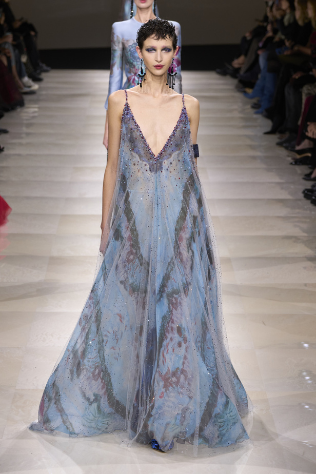 Armani Privè ربيع وصيف 2024 للأزياء الراقية... يتلاعب المصمم الأسطوري بالـكوتور ليوسع معانيه ويكسر دائرة إلهامه لِيخاطب امرأة العالم من الغرب الى الشرق