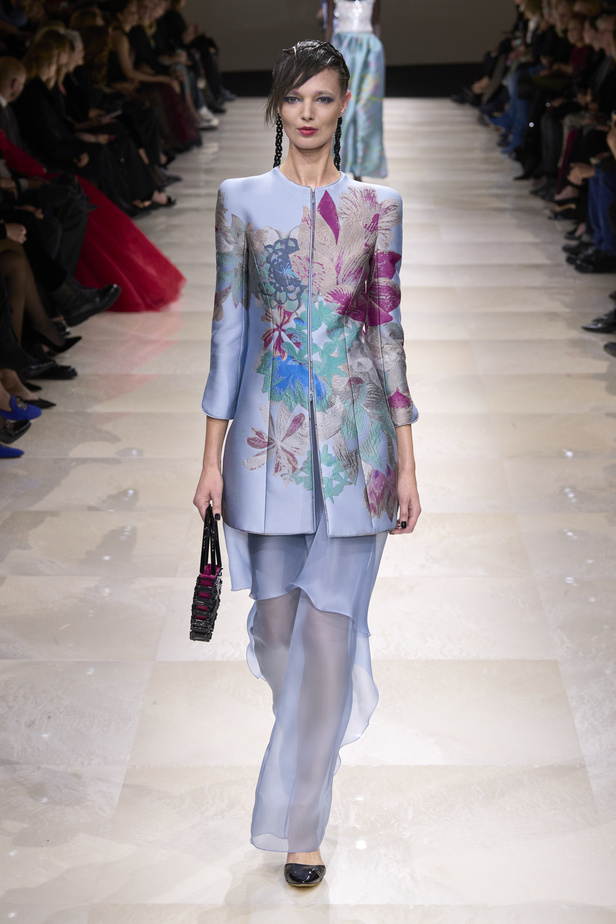 Armani Privè ربيع وصيف 2024 للأزياء الراقية... يتلاعب المصمم الأسطوري بالـكوتور ليوسع معانيه ويكسر دائرة إلهامه لِيخاطب امرأة العالم من الغرب الى الشرق