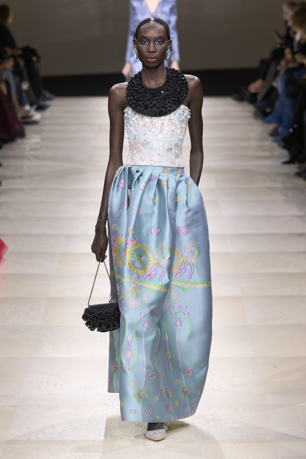 Armani Privè ربيع وصيف 2024 للأزياء الراقية... يتلاعب المصمم الأسطوري بالـكوتور ليوسع معانيه ويكسر دائرة إلهامه لِيخاطب امرأة العالم من الغرب الى الشرق