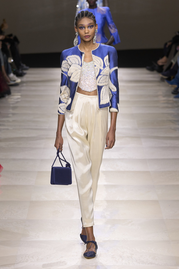 Armani Privè ربيع وصيف 2024 للأزياء الراقية... يتلاعب المصمم الأسطوري بالـكوتور ليوسع معانيه ويكسر دائرة إلهامه لِيخاطب امرأة العالم من الغرب الى الشرق