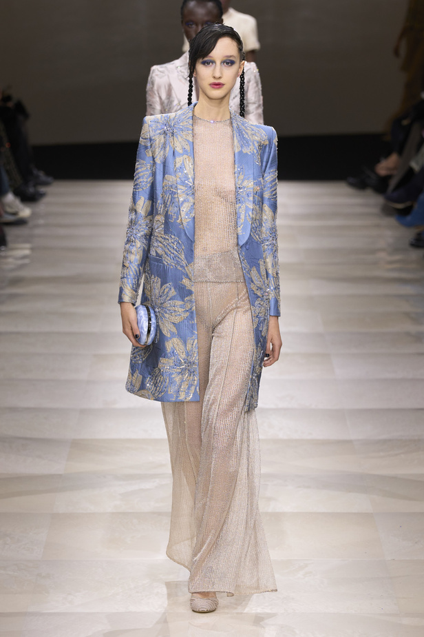 Armani Privè ربيع وصيف 2024 للأزياء الراقية... يتلاعب المصمم الأسطوري بالـكوتور ليوسع معانيه ويكسر دائرة إلهامه لِيخاطب امرأة العالم من الغرب الى الشرق