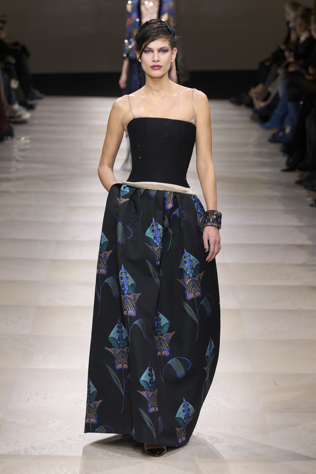 Armani Privè ربيع وصيف 2024 للأزياء الراقية... يتلاعب المصمم الأسطوري بالـكوتور ليوسع معانيه ويكسر دائرة إلهامه لِيخاطب امرأة العالم من الغرب الى الشرق