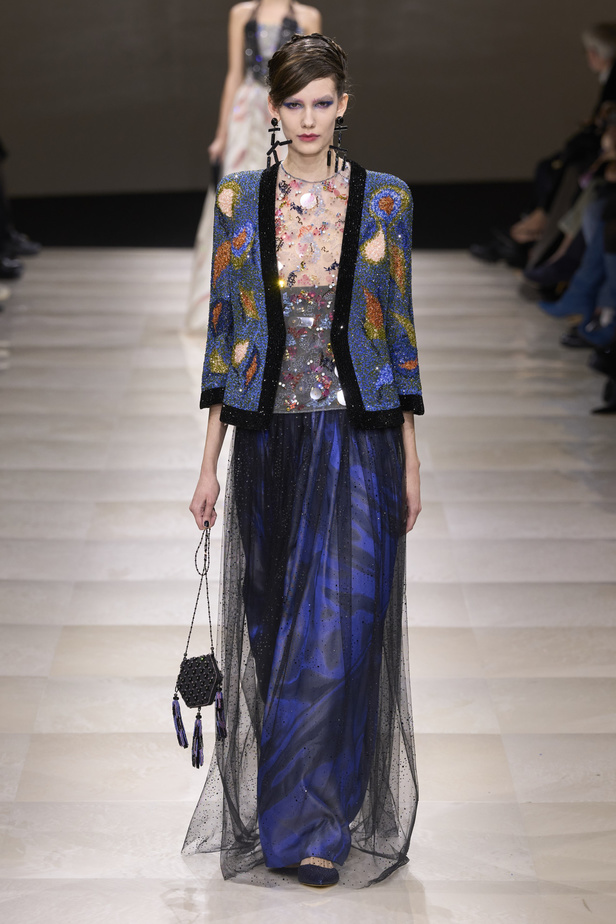 Armani Privè ربيع وصيف 2024 للأزياء الراقية... يتلاعب المصمم الأسطوري بالـكوتور ليوسع معانيه ويكسر دائرة إلهامه لِيخاطب امرأة العالم من الغرب الى الشرق