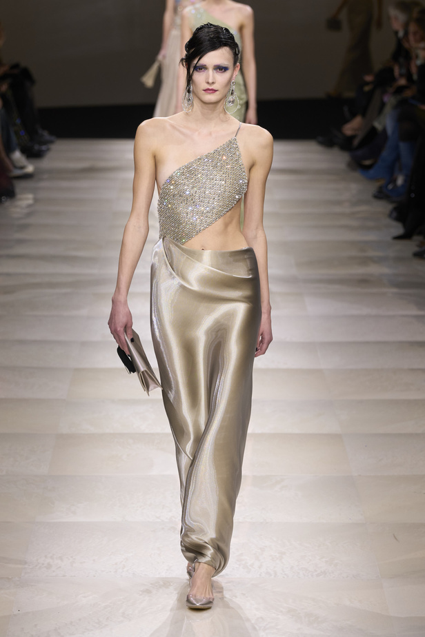 Armani Privè ربيع وصيف 2024 للأزياء الراقية... يتلاعب المصمم الأسطوري بالـكوتور ليوسع معانيه ويكسر دائرة إلهامه لِيخاطب امرأة العالم من الغرب الى الشرق