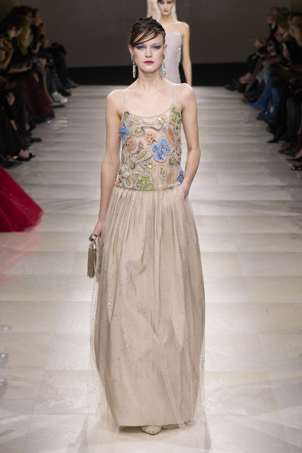 Armani Privè ربيع وصيف 2024 للأزياء الراقية... يتلاعب المصمم الأسطوري بالـكوتور ليوسع معانيه ويكسر دائرة إلهامه لِيخاطب امرأة العالم من الغرب الى الشرق