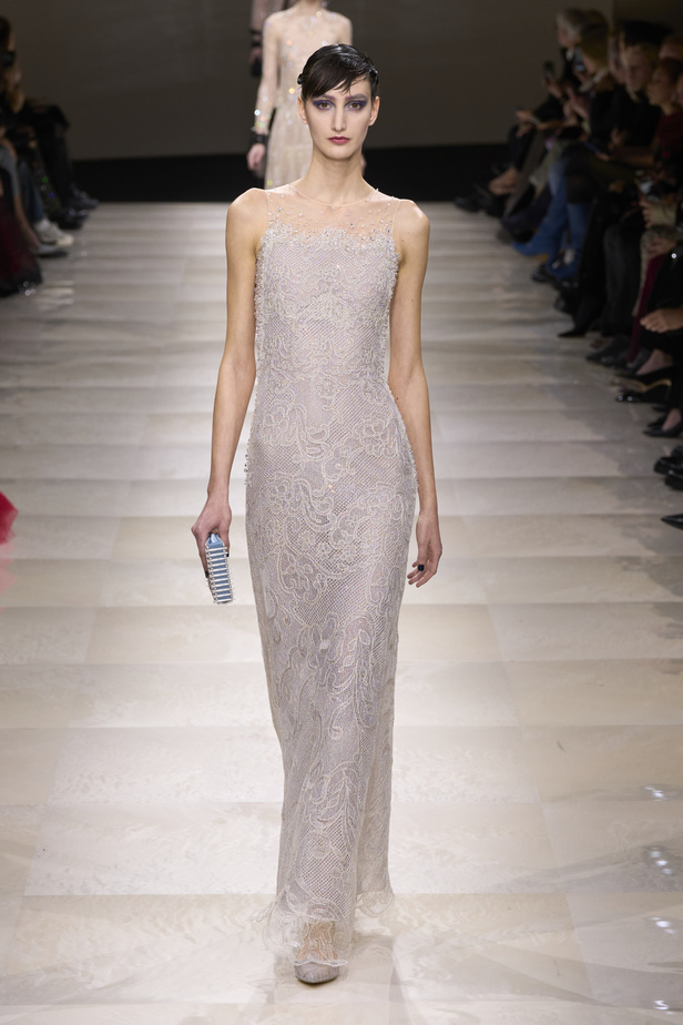 Armani Privè ربيع وصيف 2024 للأزياء الراقية... يتلاعب المصمم الأسطوري بالـكوتور ليوسع معانيه ويكسر دائرة إلهامه لِيخاطب امرأة العالم من الغرب الى الشرق