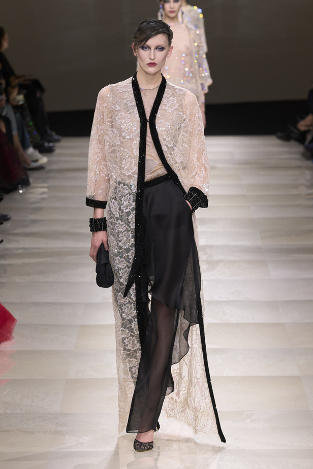 Armani Privè ربيع وصيف 2024 للأزياء الراقية... يتلاعب المصمم الأسطوري بالـكوتور ليوسع معانيه ويكسر دائرة إلهامه لِيخاطب امرأة العالم من الغرب الى الشرق