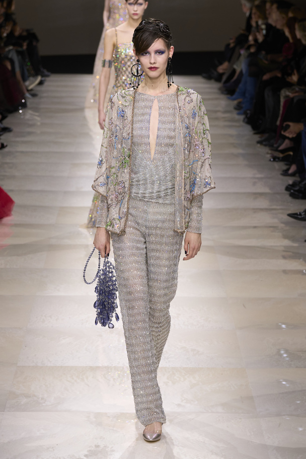 Armani Privè ربيع وصيف 2024 للأزياء الراقية... يتلاعب المصمم الأسطوري بالـكوتور ليوسع معانيه ويكسر دائرة إلهامه لِيخاطب امرأة العالم من الغرب الى الشرق