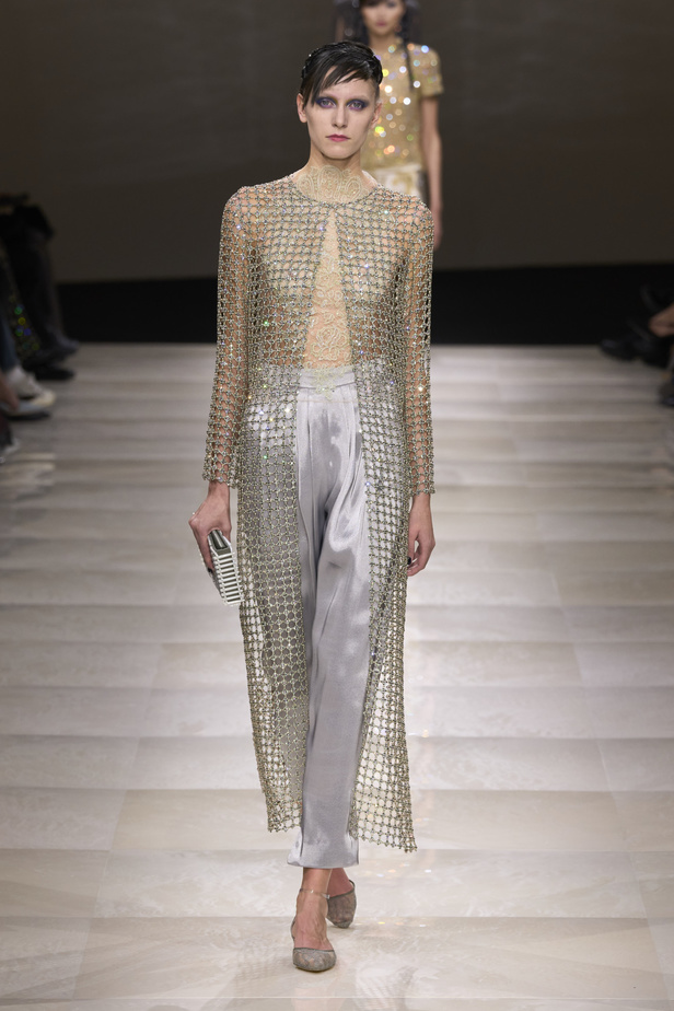 Armani Privè ربيع وصيف 2024 للأزياء الراقية... يتلاعب المصمم الأسطوري بالـكوتور ليوسع معانيه ويكسر دائرة إلهامه لِيخاطب امرأة العالم من الغرب الى الشرق