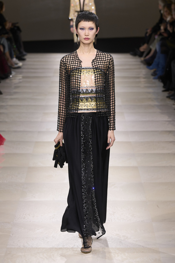 Armani Privè ربيع وصيف 2024 للأزياء الراقية... يتلاعب المصمم الأسطوري بالـكوتور ليوسع معانيه ويكسر دائرة إلهامه لِيخاطب امرأة العالم من الغرب الى الشرق