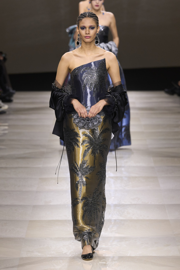 Armani Privè ربيع وصيف 2024 للأزياء الراقية... يتلاعب المصمم الأسطوري بالـكوتور ليوسع معانيه ويكسر دائرة إلهامه لِيخاطب امرأة العالم من الغرب الى الشرق