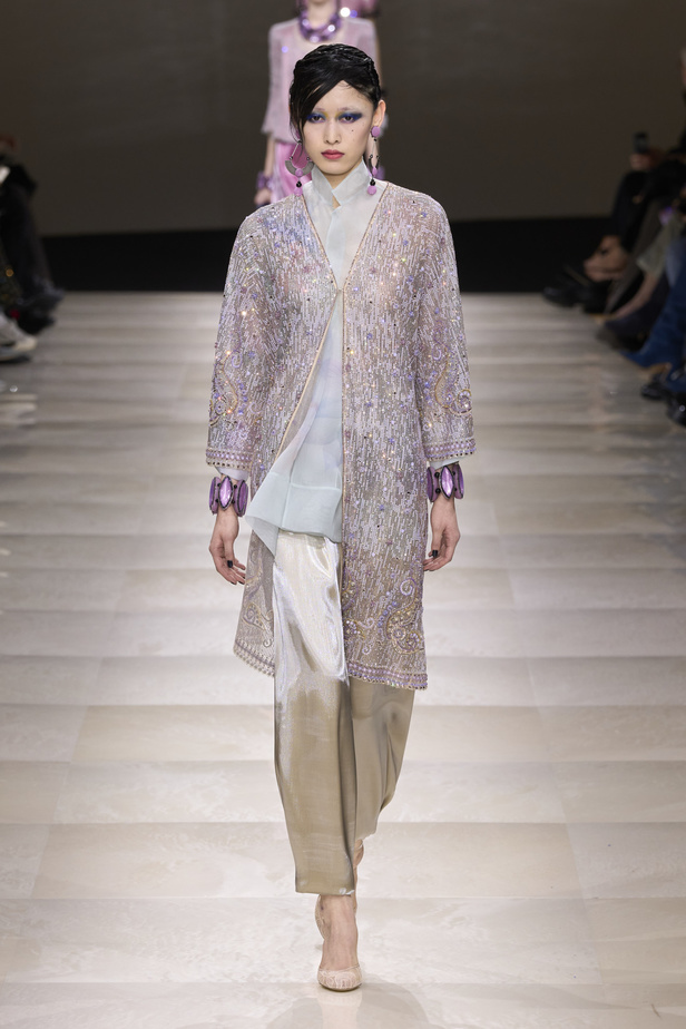 Armani Privè ربيع وصيف 2024 للأزياء الراقية... يتلاعب المصمم الأسطوري بالـكوتور ليوسع معانيه ويكسر دائرة إلهامه لِيخاطب امرأة العالم من الغرب الى الشرق