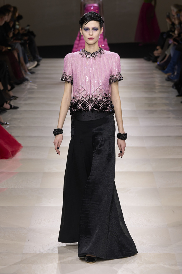 Armani Privè ربيع وصيف 2024 للأزياء الراقية... يتلاعب المصمم الأسطوري بالـكوتور ليوسع معانيه ويكسر دائرة إلهامه لِيخاطب امرأة العالم من الغرب الى الشرق