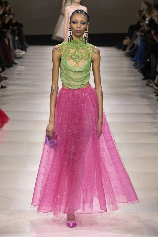 Armani Privè ربيع وصيف 2024 للأزياء الراقية... يتلاعب المصمم الأسطوري بالـكوتور ليوسع معانيه ويكسر دائرة إلهامه لِيخاطب امرأة العالم من الغرب الى الشرق