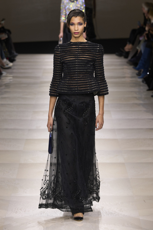 Armani Privè ربيع وصيف 2024 للأزياء الراقية... يتلاعب المصمم الأسطوري بالـكوتور ليوسع معانيه ويكسر دائرة إلهامه لِيخاطب امرأة العالم من الغرب الى الشرق