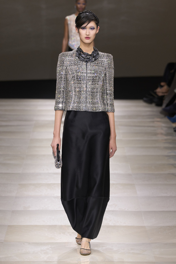 Armani Privè ربيع وصيف 2024 للأزياء الراقية... يتلاعب المصمم الأسطوري بالـكوتور ليوسع معانيه ويكسر دائرة إلهامه لِيخاطب امرأة العالم من الغرب الى الشرق